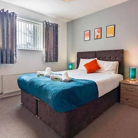5-Bedroom Contractor House With 10 Beds Free Parking And Free Wifi - Outfield Homes By Your Lettings Short Lets & Serviced Accommodation Peterborough Zewnętrze zdjęcie