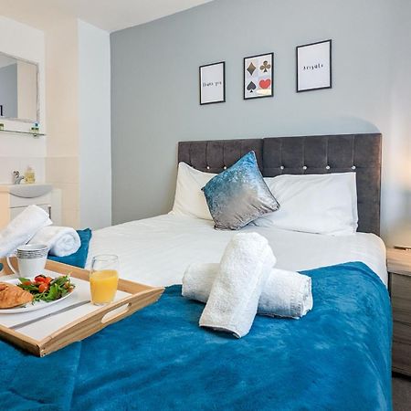 5-Bedroom Contractor House With 10 Beds Free Parking And Free Wifi - Outfield Homes By Your Lettings Short Lets & Serviced Accommodation Peterborough Zewnętrze zdjęcie