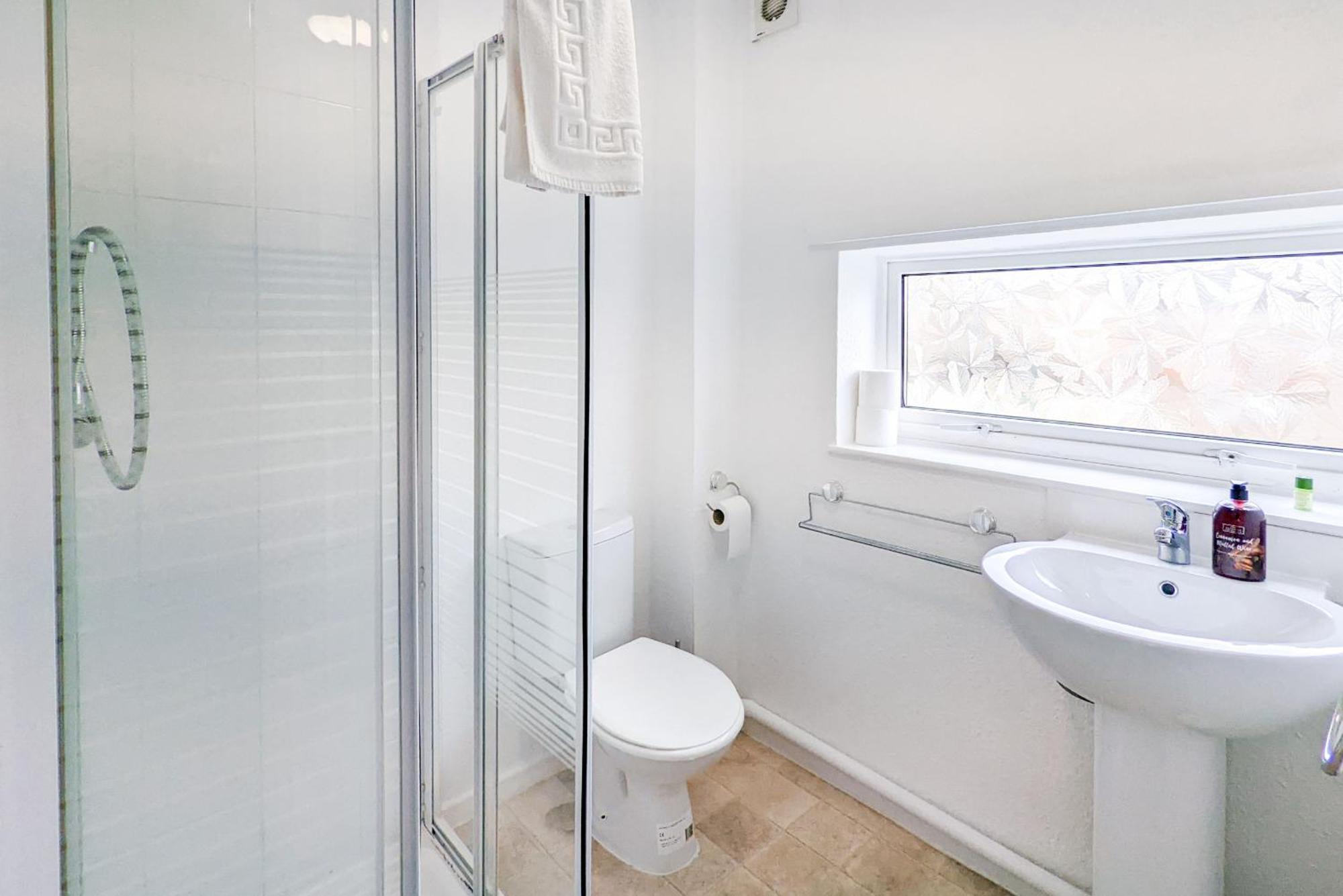 5-Bedroom Contractor House With 10 Beds Free Parking And Free Wifi - Outfield Homes By Your Lettings Short Lets & Serviced Accommodation Peterborough Zewnętrze zdjęcie
