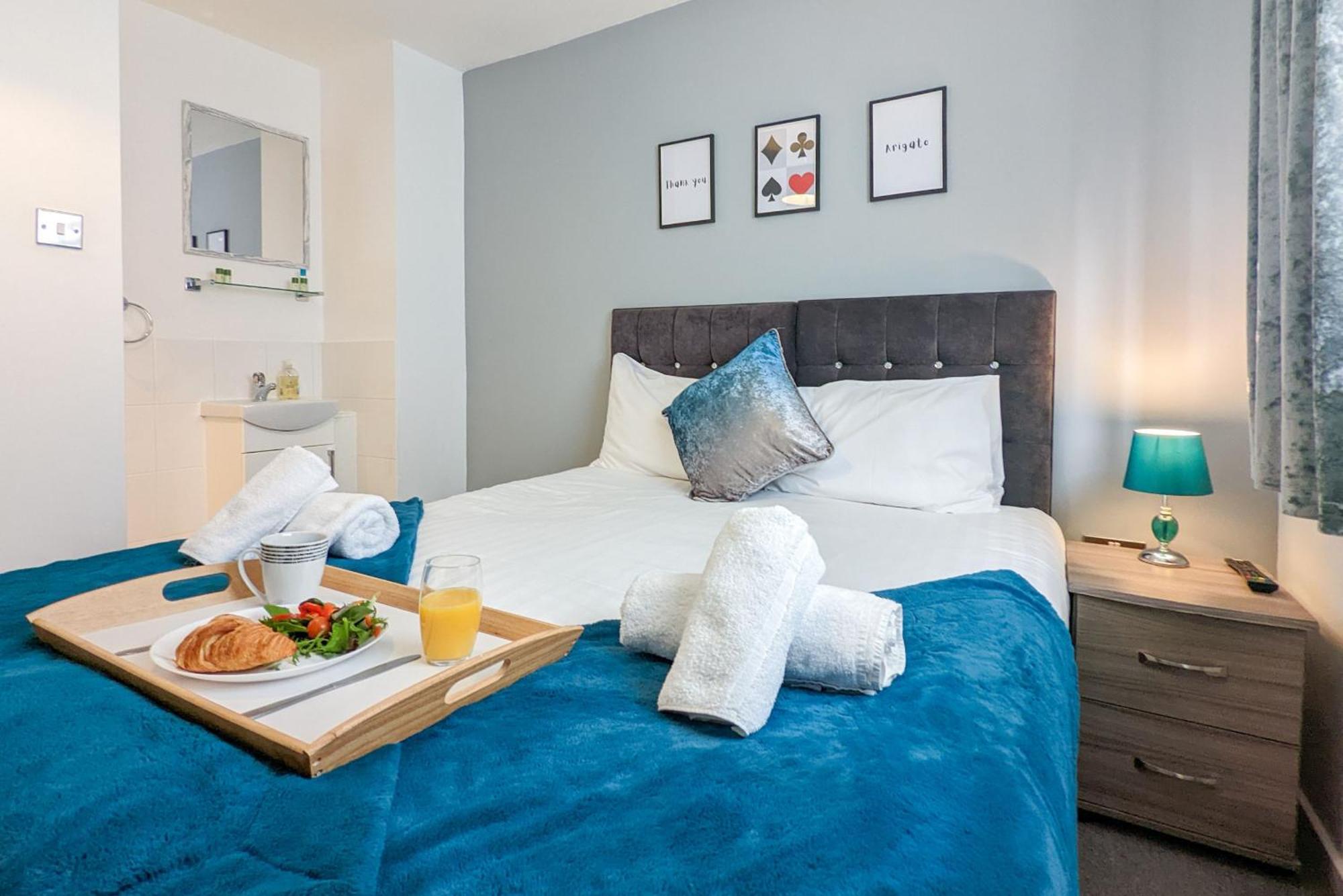5-Bedroom Contractor House With 10 Beds Free Parking And Free Wifi - Outfield Homes By Your Lettings Short Lets & Serviced Accommodation Peterborough Zewnętrze zdjęcie