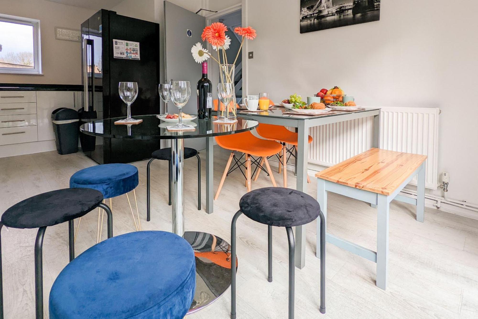 5-Bedroom Contractor House With 10 Beds Free Parking And Free Wifi - Outfield Homes By Your Lettings Short Lets & Serviced Accommodation Peterborough Zewnętrze zdjęcie