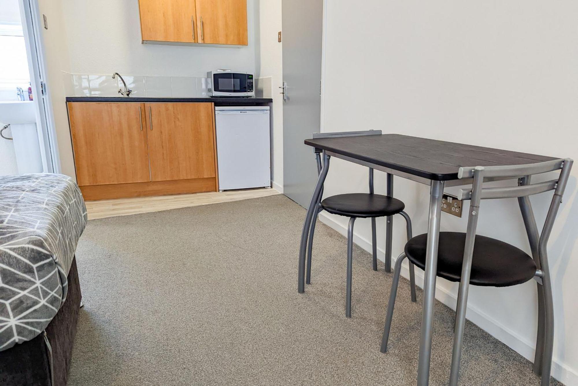5-Bedroom Contractor House With 10 Beds Free Parking And Free Wifi - Outfield Homes By Your Lettings Short Lets & Serviced Accommodation Peterborough Zewnętrze zdjęcie