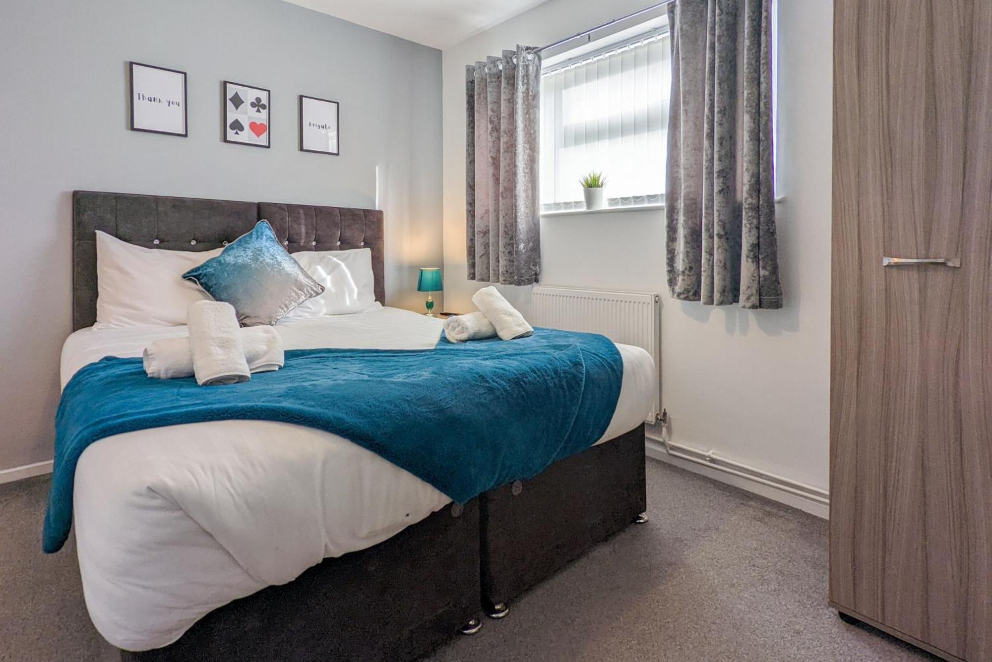 5-Bedroom Contractor House With 10 Beds Free Parking And Free Wifi - Outfield Homes By Your Lettings Short Lets & Serviced Accommodation Peterborough Zewnętrze zdjęcie
