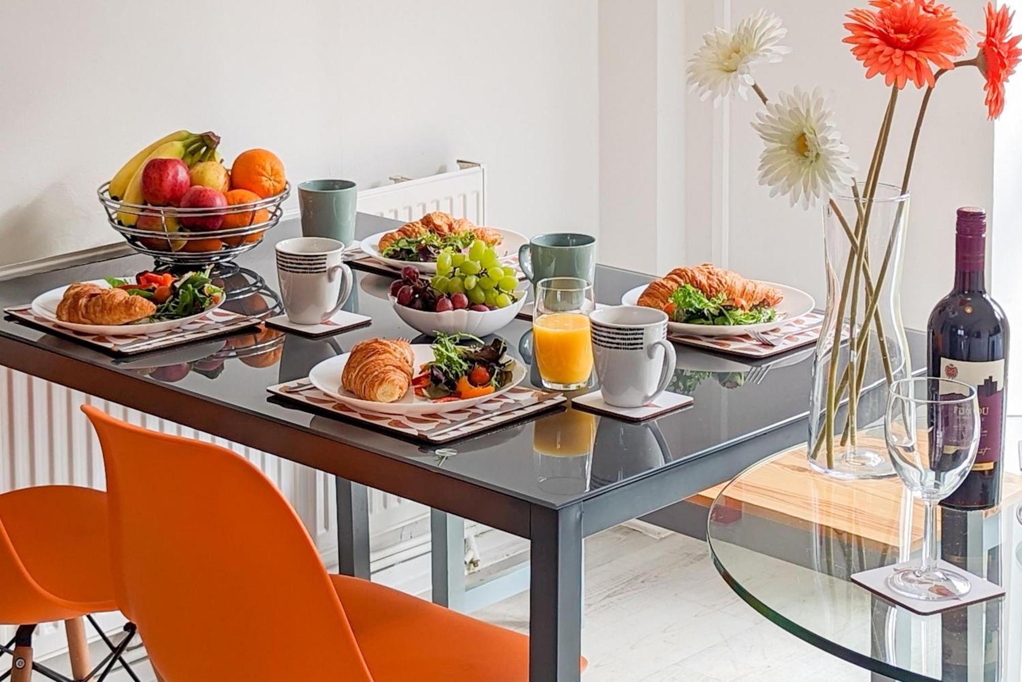 5-Bedroom Contractor House With 10 Beds Free Parking And Free Wifi - Outfield Homes By Your Lettings Short Lets & Serviced Accommodation Peterborough Zewnętrze zdjęcie