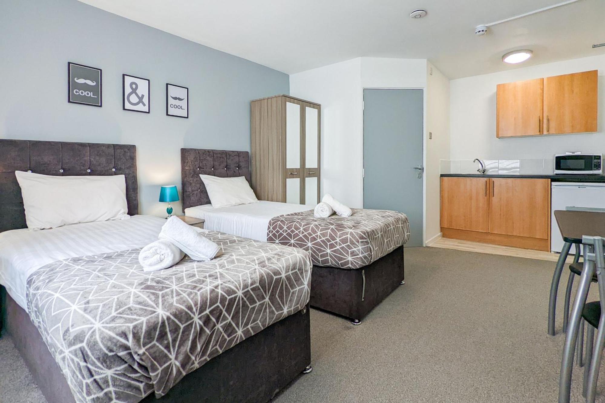 5-Bedroom Contractor House With 10 Beds Free Parking And Free Wifi - Outfield Homes By Your Lettings Short Lets & Serviced Accommodation Peterborough Zewnętrze zdjęcie