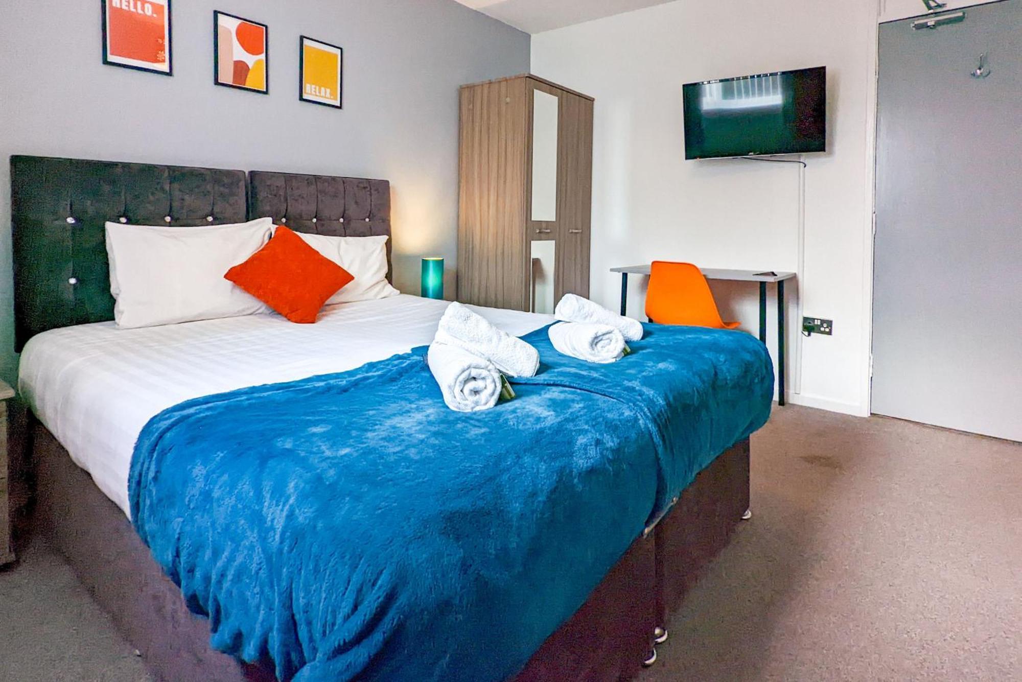 5-Bedroom Contractor House With 10 Beds Free Parking And Free Wifi - Outfield Homes By Your Lettings Short Lets & Serviced Accommodation Peterborough Zewnętrze zdjęcie